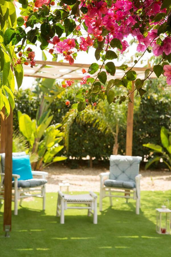 Million Flowers Protaras Bagian luar foto