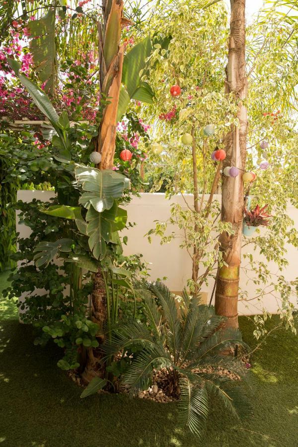 Million Flowers Protaras Bagian luar foto