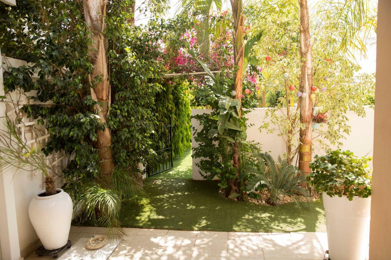 Million Flowers Protaras Bagian luar foto